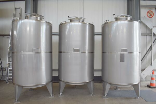 3 x neue vertikale Lagertanks aus Edelstahl mit 3.200 l aus AISI316L.