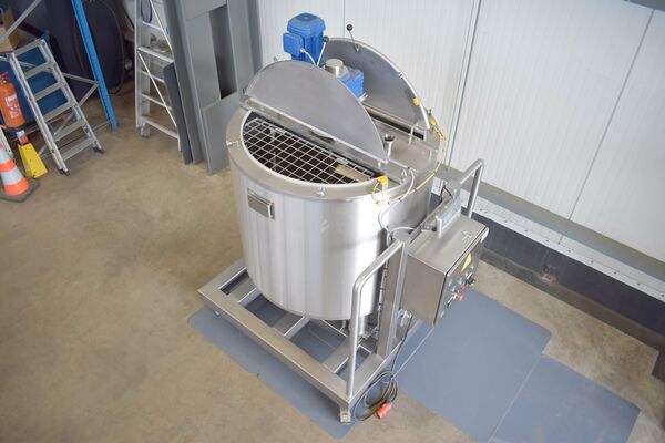 1 x New 1000L stainless-steel AISI304L vertical mixing tank.