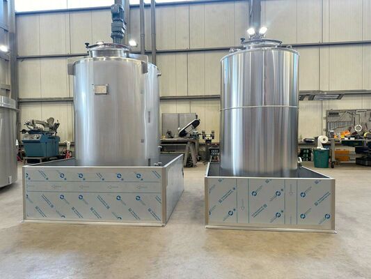 1 x Neuer vertikaler 2.000-Liter-Edelstahl-Mischbehälter aus AISI316L. 1 x Neuer vertikaler 1.000-Liter Edelstahl Lagertank aus AISI316L.