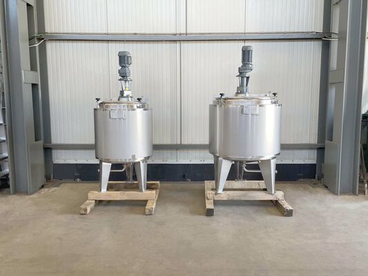 1 x Nieuwe roestvrijstalen verticale mengtank van 300L in AISI316L  1 x Nieuwe roestvrijstalen verticale mengtank van 500L in AISI316L