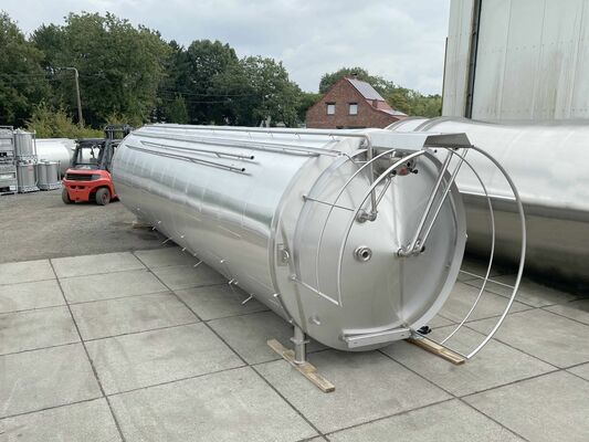 2 x verticale roestvrijstalen occasie opslagtanks van 85.700L in RVS AISI 304L