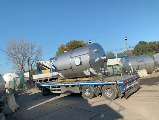 1 x Nieuwe roestvrijstalen verticale opslagtank van 10.300L in AISI316L