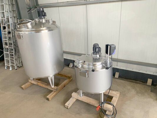 1 x Nieuwe roestvrijstalen verticale mengtank van 1.330L in AISI316L 1 x Nieuwe roestvrijstalen verticale mengtank van 200L in AISI316L