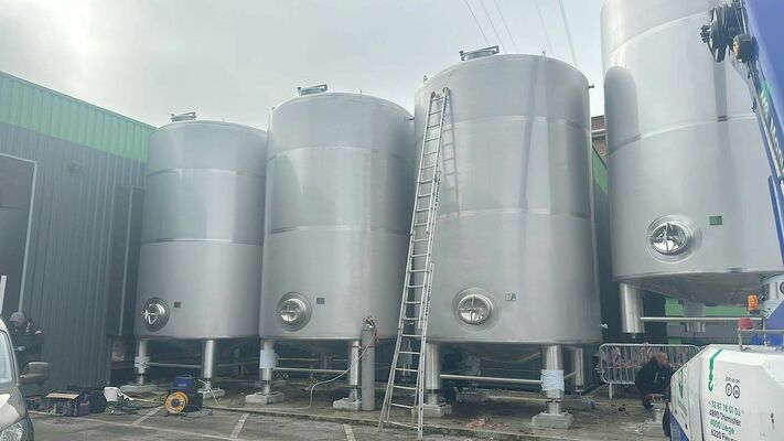 4 x neue vertikale Lagertanks aus Edelstahl mit einem Fassungsvermögen von 44.000 l aus AISI316L