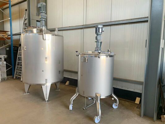 1 x Nieuwe roestvrijstalen verticale mengtank van 2.500L in AISI316L 1 x Nieuwe roestvrijstalen verticale mengtank van 750L in AISI316L