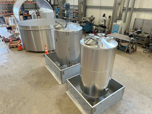 1 x New 2.000L stainless-steel AISI316L vertical mixing tank. 1 x New 1.000L stainless-steel AISI316L vertical storage tank.
