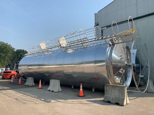 2 x neue vertikale Lagertanks aus Edelstahl mit 105.000L aus AISI304L.