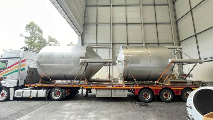 2 x Nieuwe roestvrijstalen verticale opslagtanks van 25.000L in AISI316L