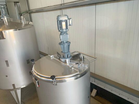 1 x Nieuwe roestvrijstalen verticale mengtank van 2.500L in AISI316L 1 x Nieuwe roestvrijstalen verticale mengtank van 750L in AISI316L