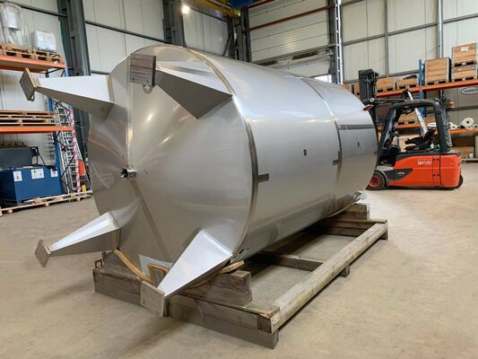 1 x New 8100L stainless-steel AISI316L vertical mixing tank.
