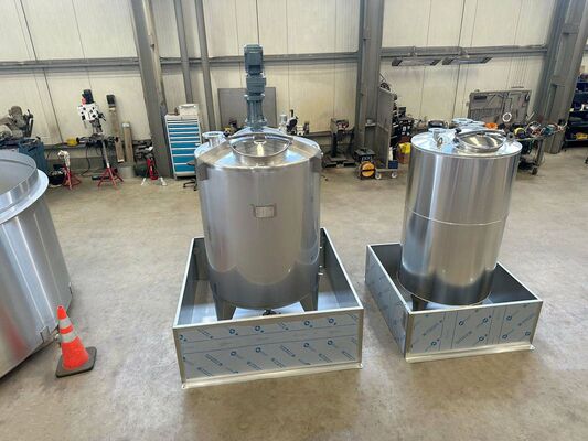 1 x New 2.000L stainless-steel AISI316L vertical mixing tank. 1 x New 1.000L stainless-steel AISI316L vertical storage tank.