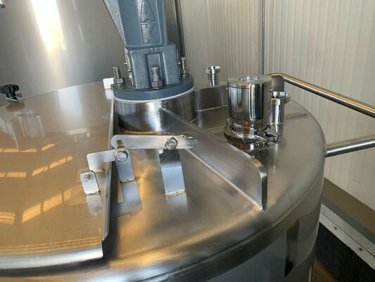 1 x New 2.500L stainless-steel AISI316L vertical mixing tank. 1 x New 750L stainless-steel AISI316L vertical mixing tank.