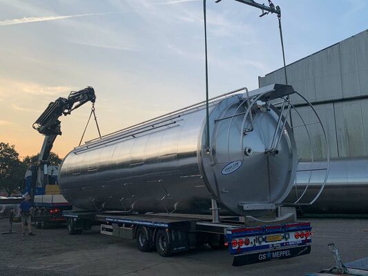 2 x verticaler gebrauchter Lagertanks mit 85.700 l aus Edelstahl AISI 304L