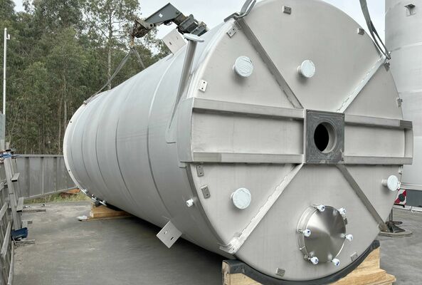 2 x Brand new 61.000L stainless-steel AISI316L vertical storage tanks.