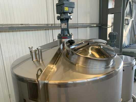 1 x Nieuwe roestvrijstalen verticale mengtank van 2.500L in AISI316L 1 x Nieuwe roestvrijstalen verticale mengtank van 750L in AISI316L