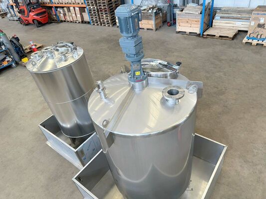 1 x Neuer vertikaler 2.000-Liter-Edelstahl-Mischbehälter aus AISI316L. 1 x Neuer vertikaler 1.000-Liter Edelstahl Lagertank aus AISI316L.