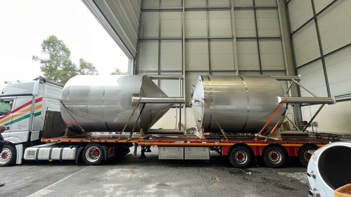 2 x New 25.000L stainless-steel AISI316L vertical storage tanks.